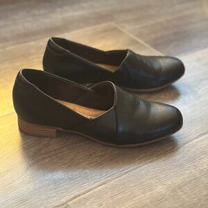 Clarks Black Leather Flats – Comfortable Everyday Shoes – US 6 – Good Condition